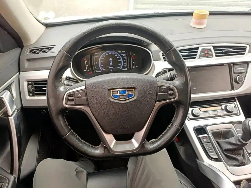 Фото 11 - Geely Atlas
