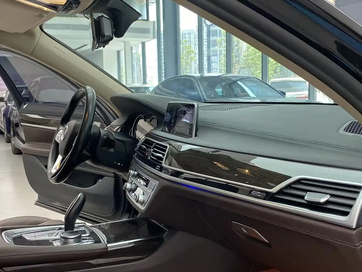 BMW 7 Series 2016 730Li Leading фото 14