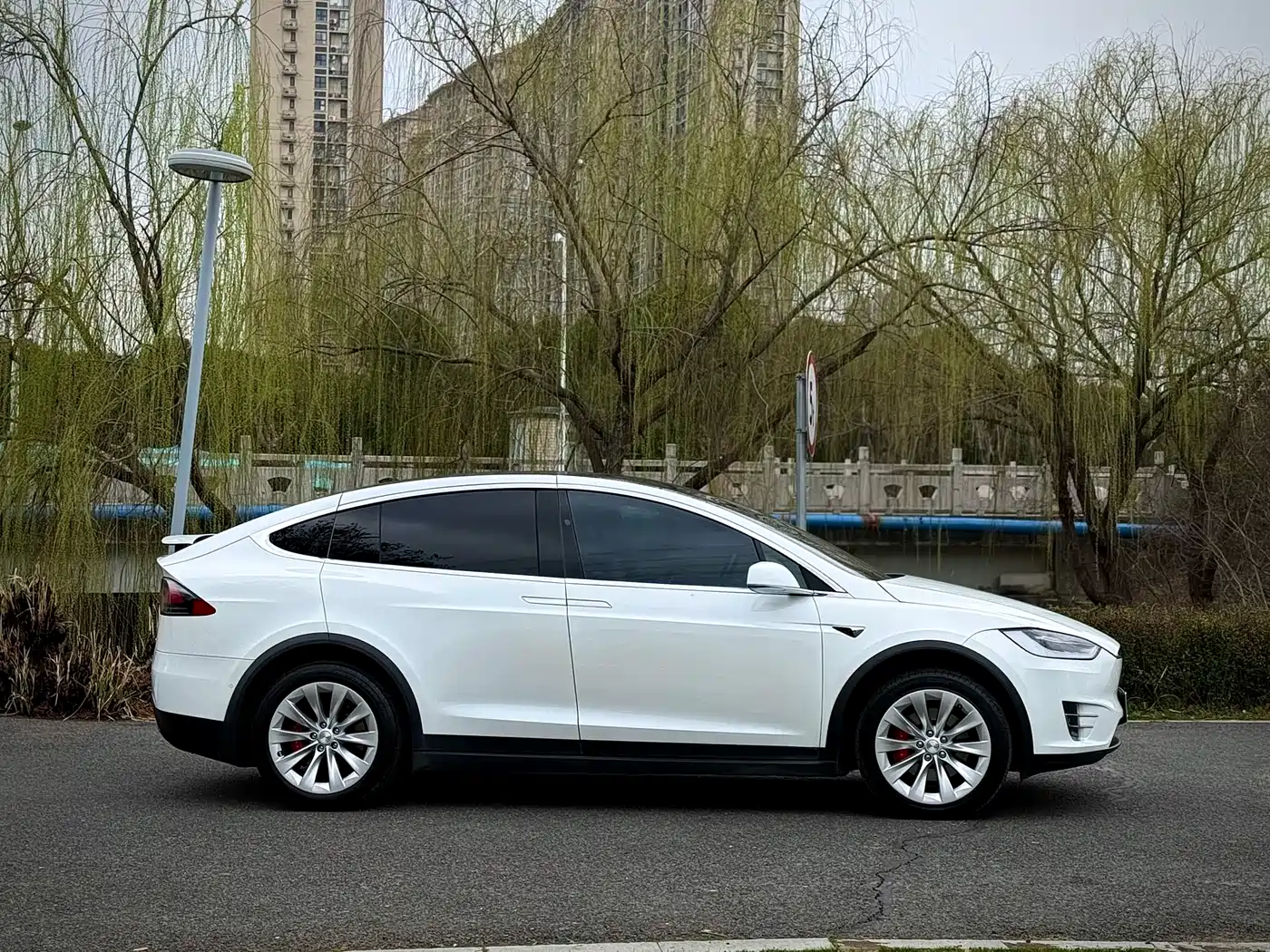 TESLA MODEL X