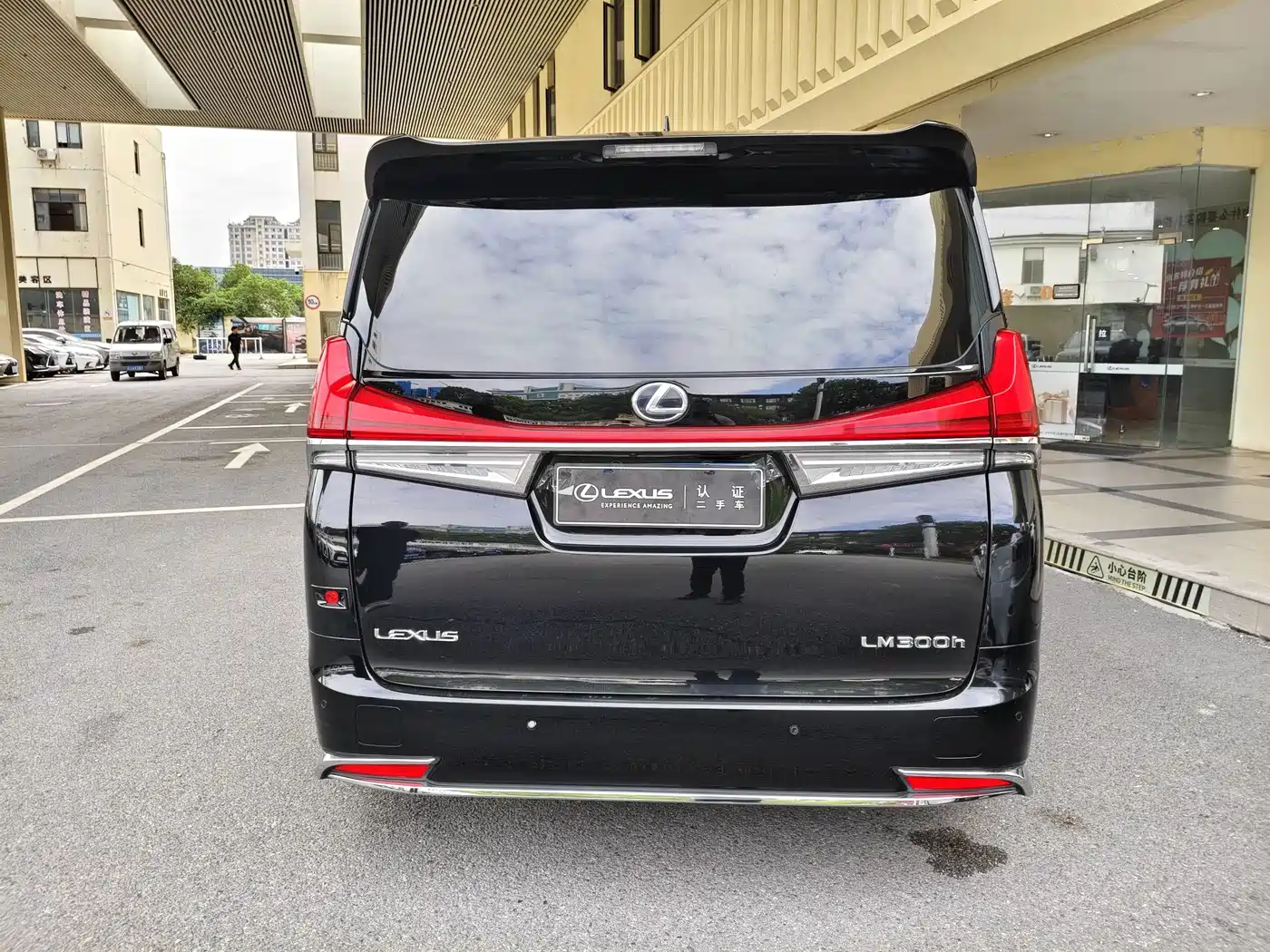 Lexus LM 2020 2020 300h 4-Seat Imperial Edition