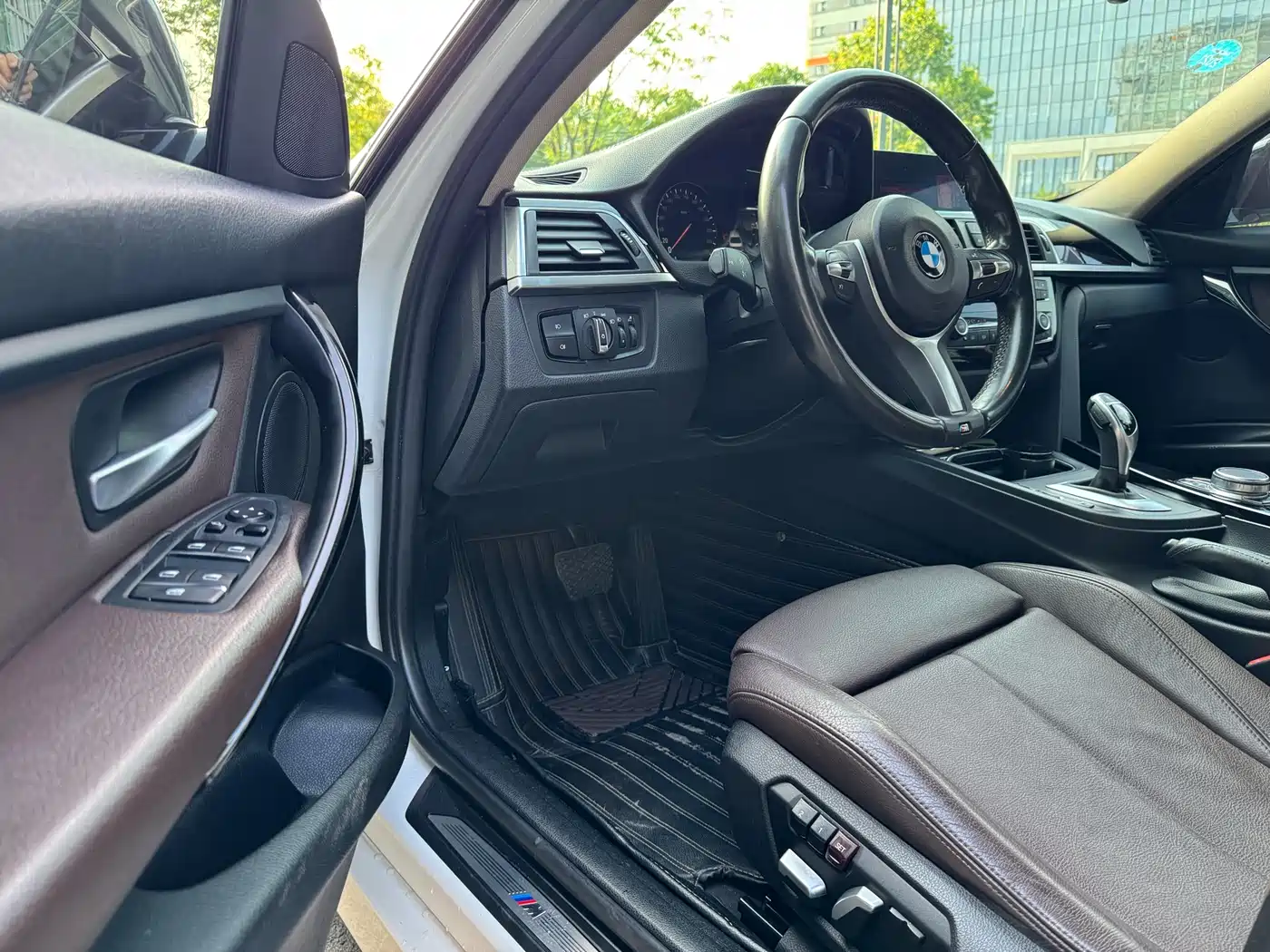 BMW 3 Series 2018 320i M Sport Black Night Edition фото 5
