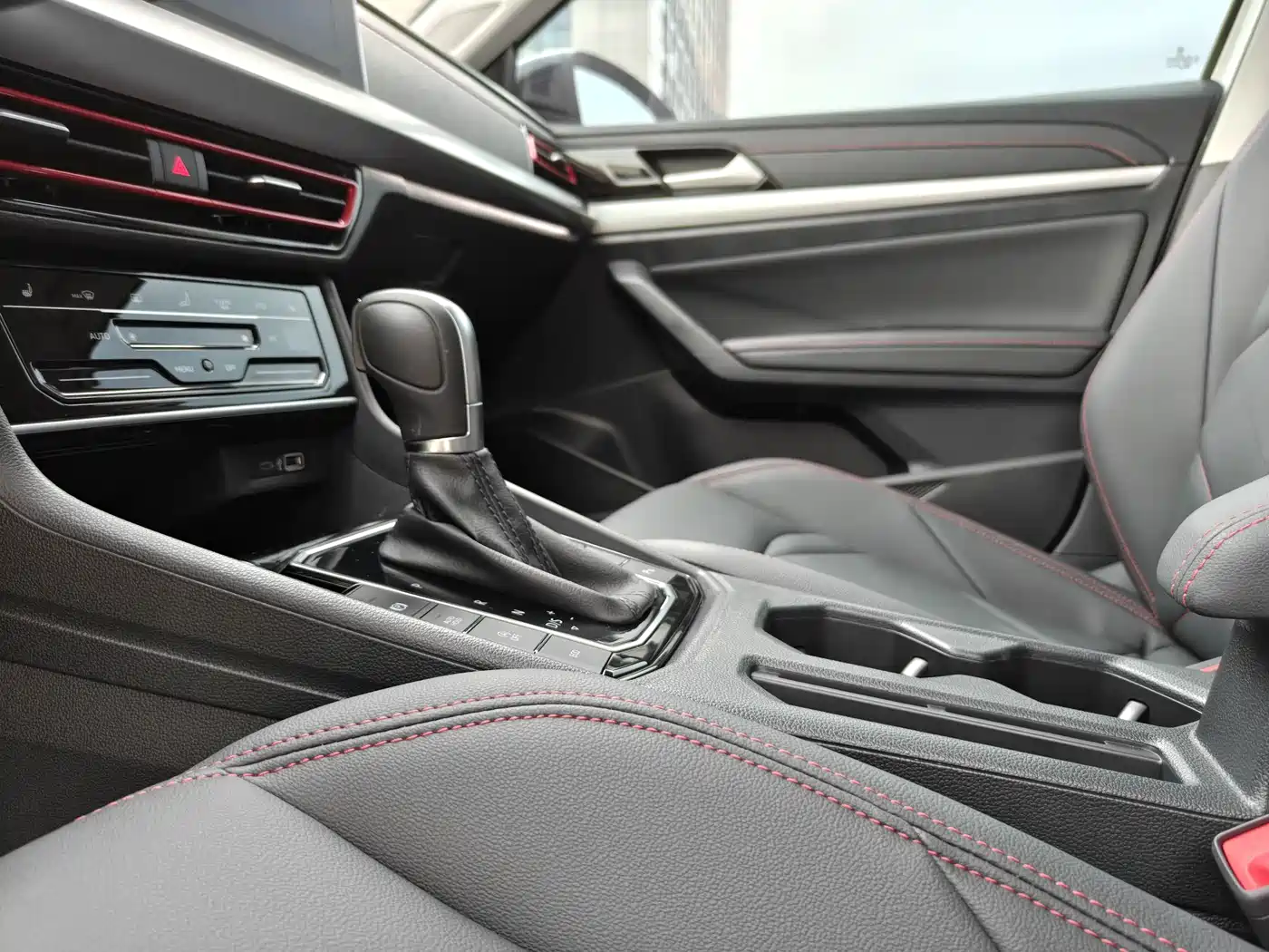 Volkswagen Lavida 2024 Model 300TSI DSG Starlight Leading Edition фото 16