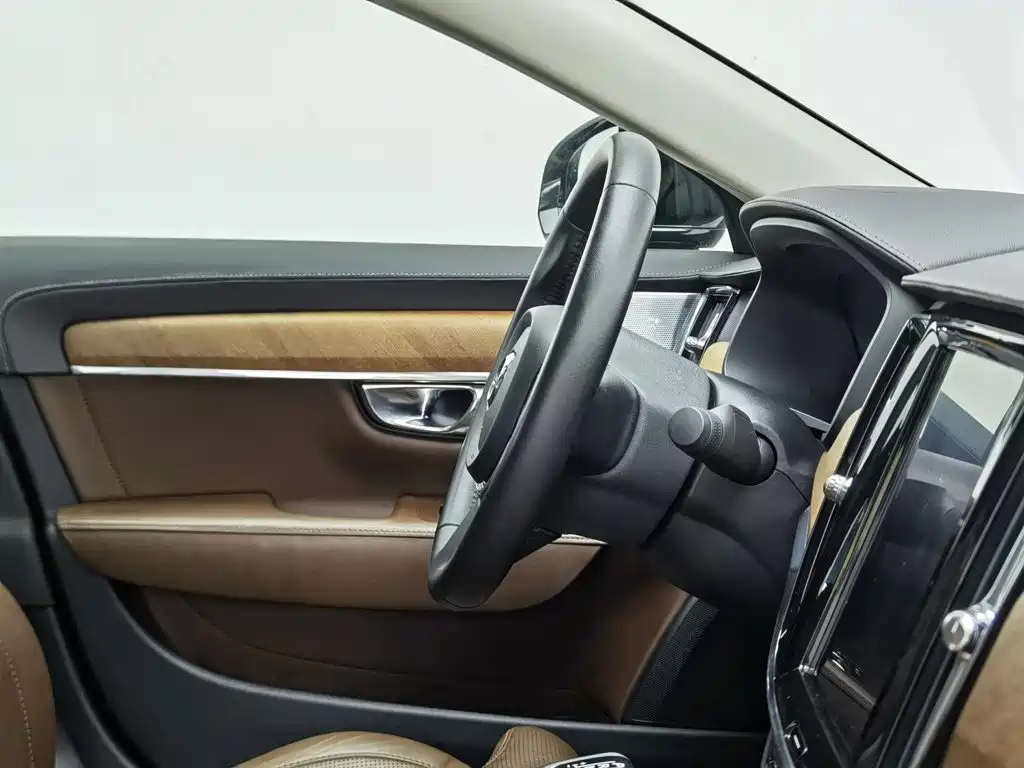 صورة 22 - Volvo S90