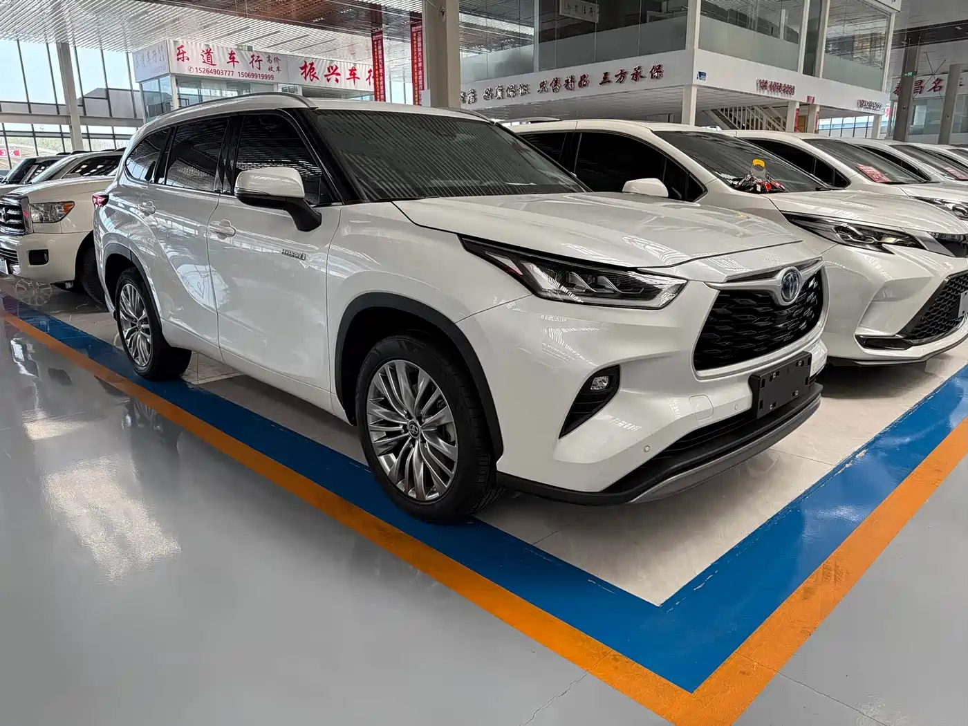 Toyota Highlander 2024 2.5L Smart Hybrid 4WD Premium 7-seater фото 2