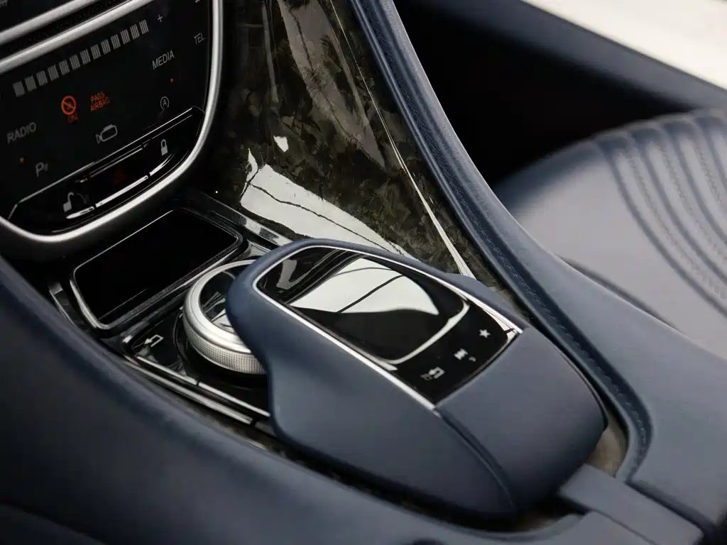 Фото 9 - Aston Martin DB11