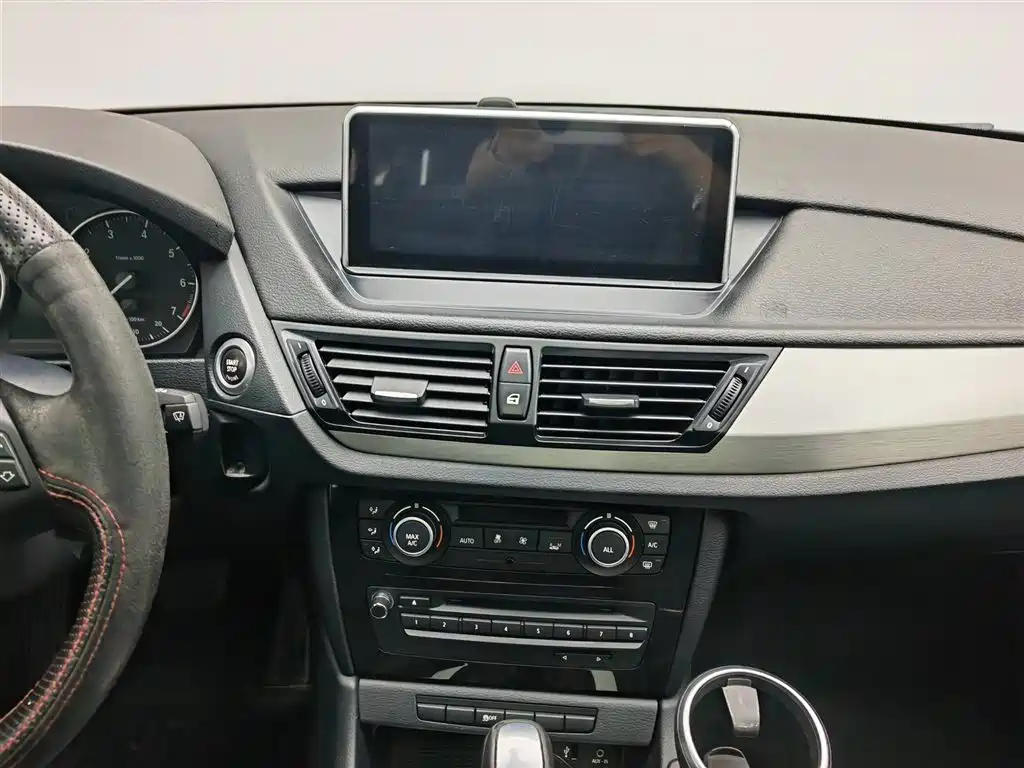 BMW X1 2013 sDrive18i Leading фото 12