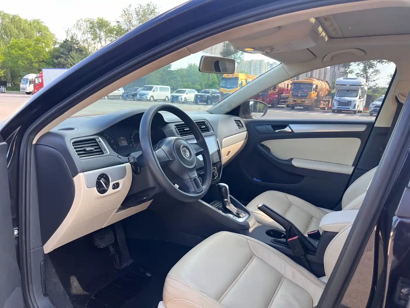 Volkswagen Sagitar 2014 1.6L Automatic Comfort фото 4