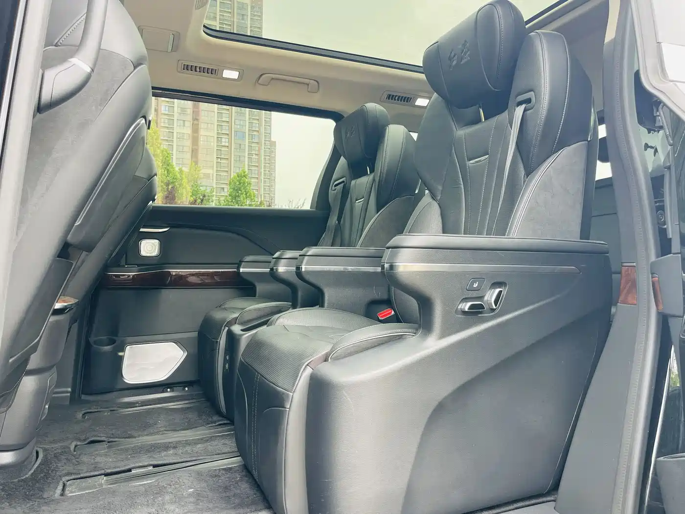 Hongqi HQ9 2023 2.0T Smart Connect Flag Enjoy Edition фото 19