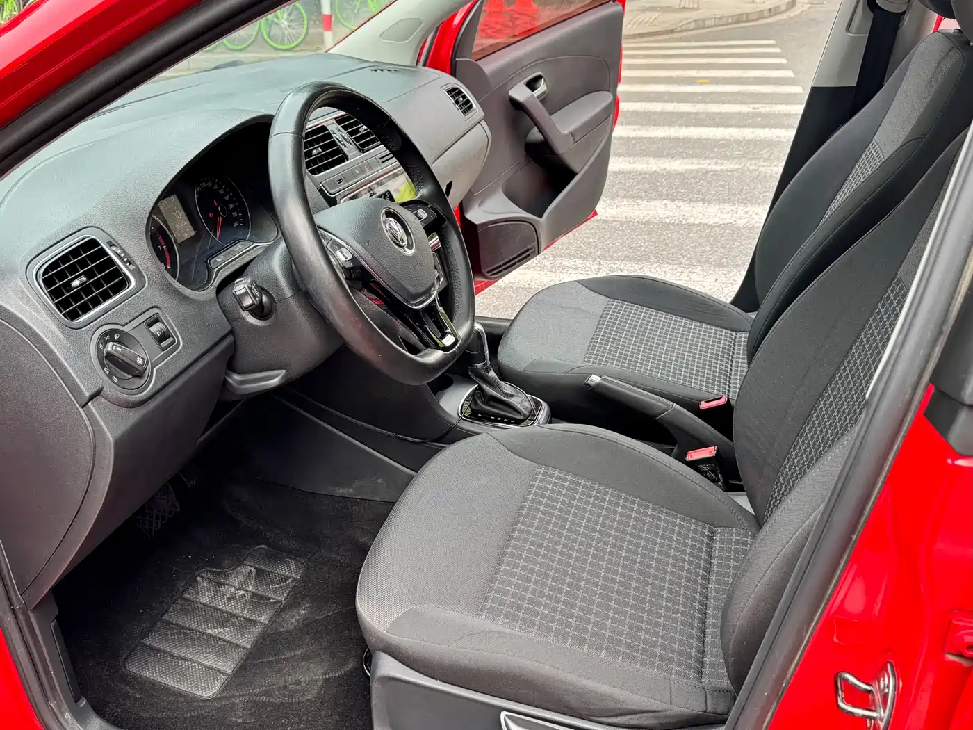 Volkswagen Polo 2016 1.6L Automatic Comfort фото 8