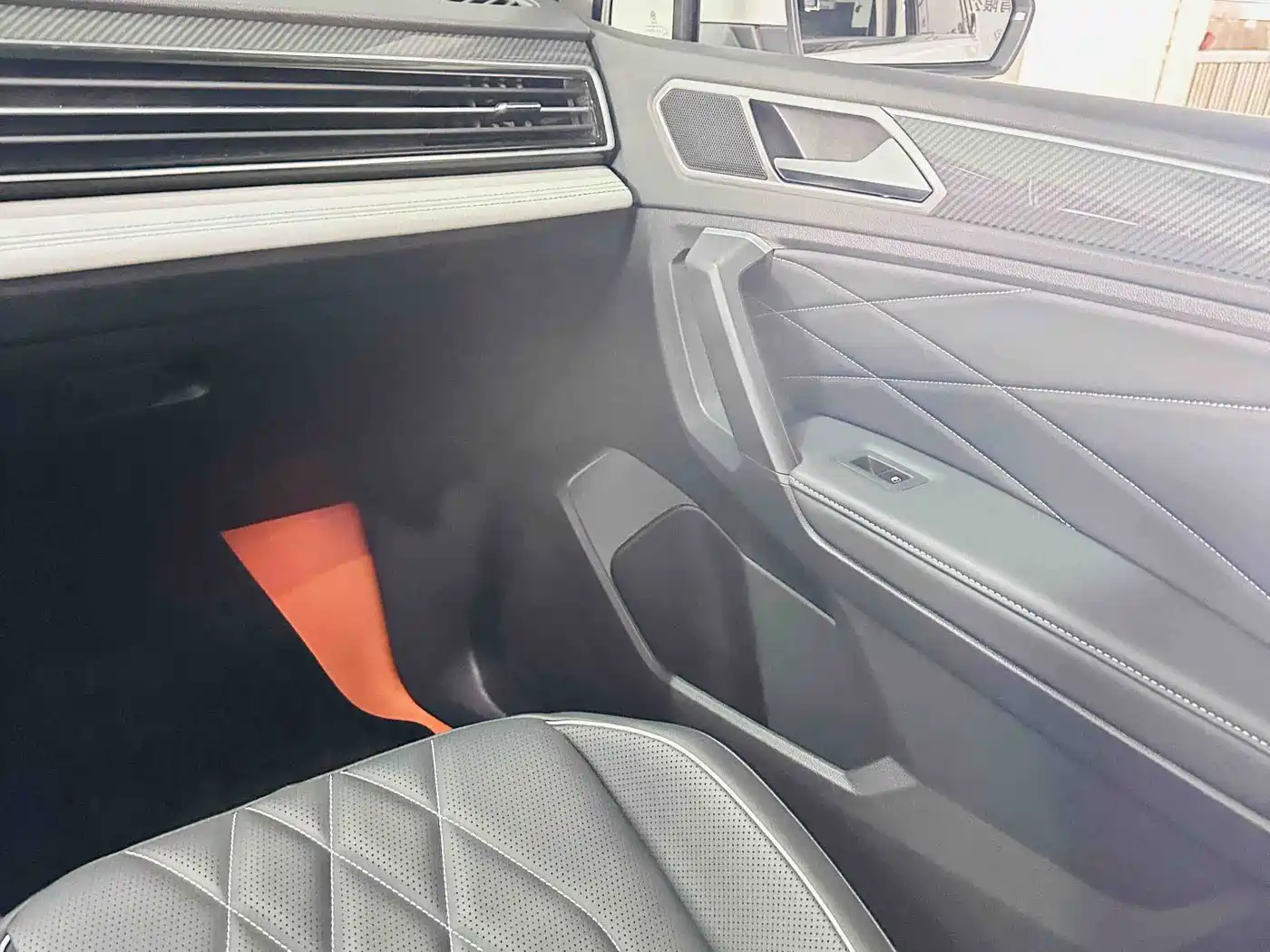 Volkswagen Tiguan L 2024 330TSI Automatic 2WD R-Line Premium Enjoyment Edition фото 13