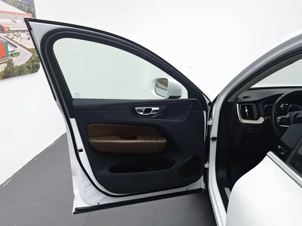 Фото 8 - Volvo XC60