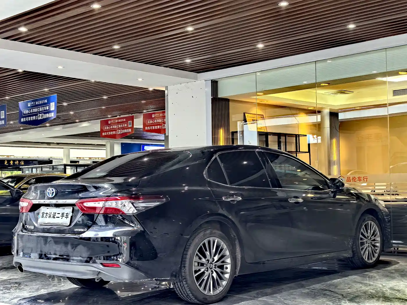 Фото 12 - Toyota Camry