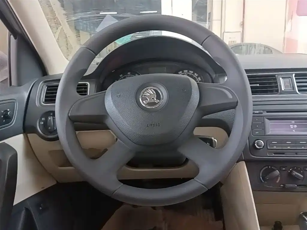 Škoda Rapid 2013 1.6L Automatic Smart Selection фото 11
