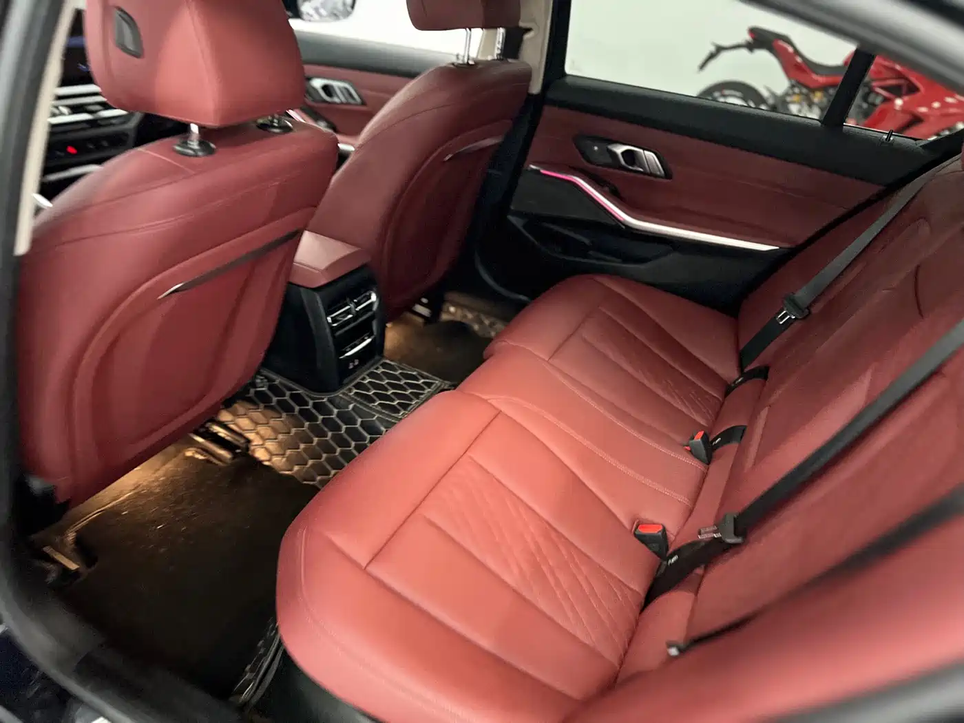 BMW 3 Series 2024 325Li M Sport Shadowline Package фото 5