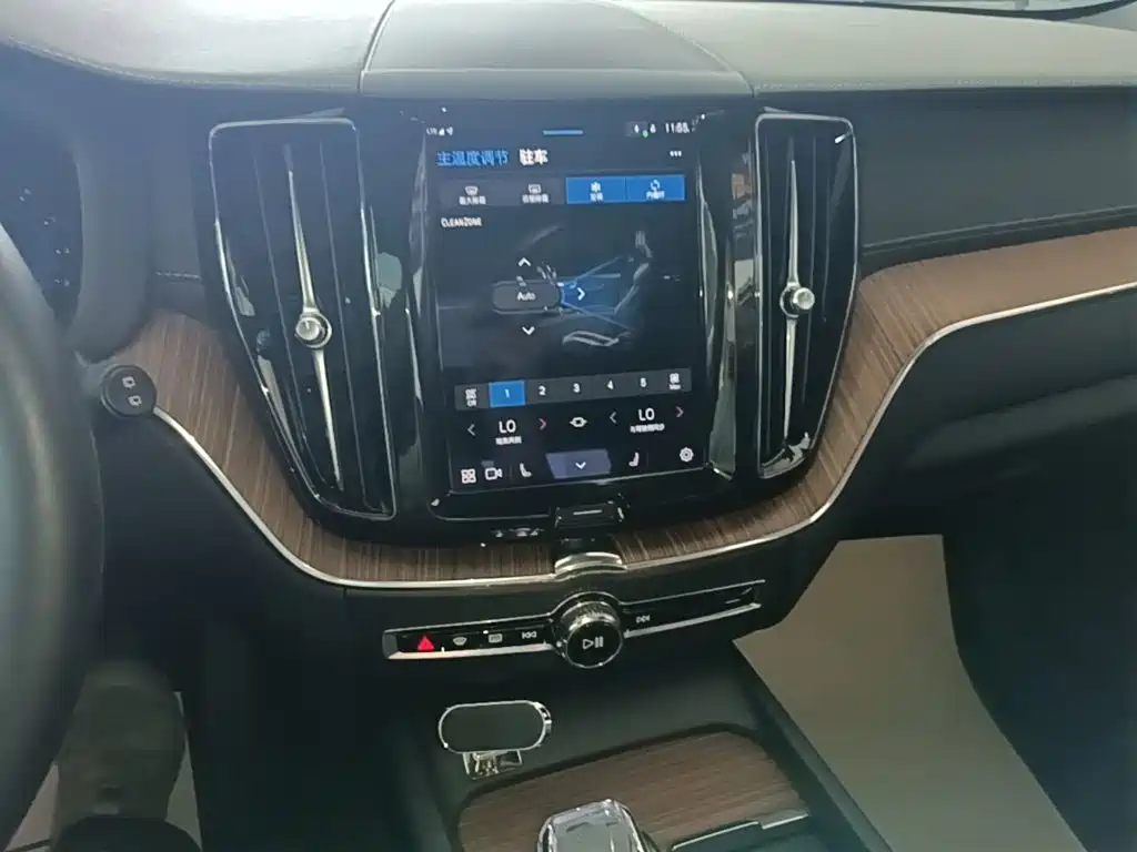 Фото 13 - Volvo XC60