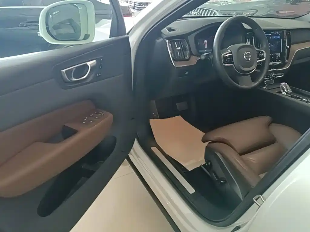 Фото 16 - Volvo XC60