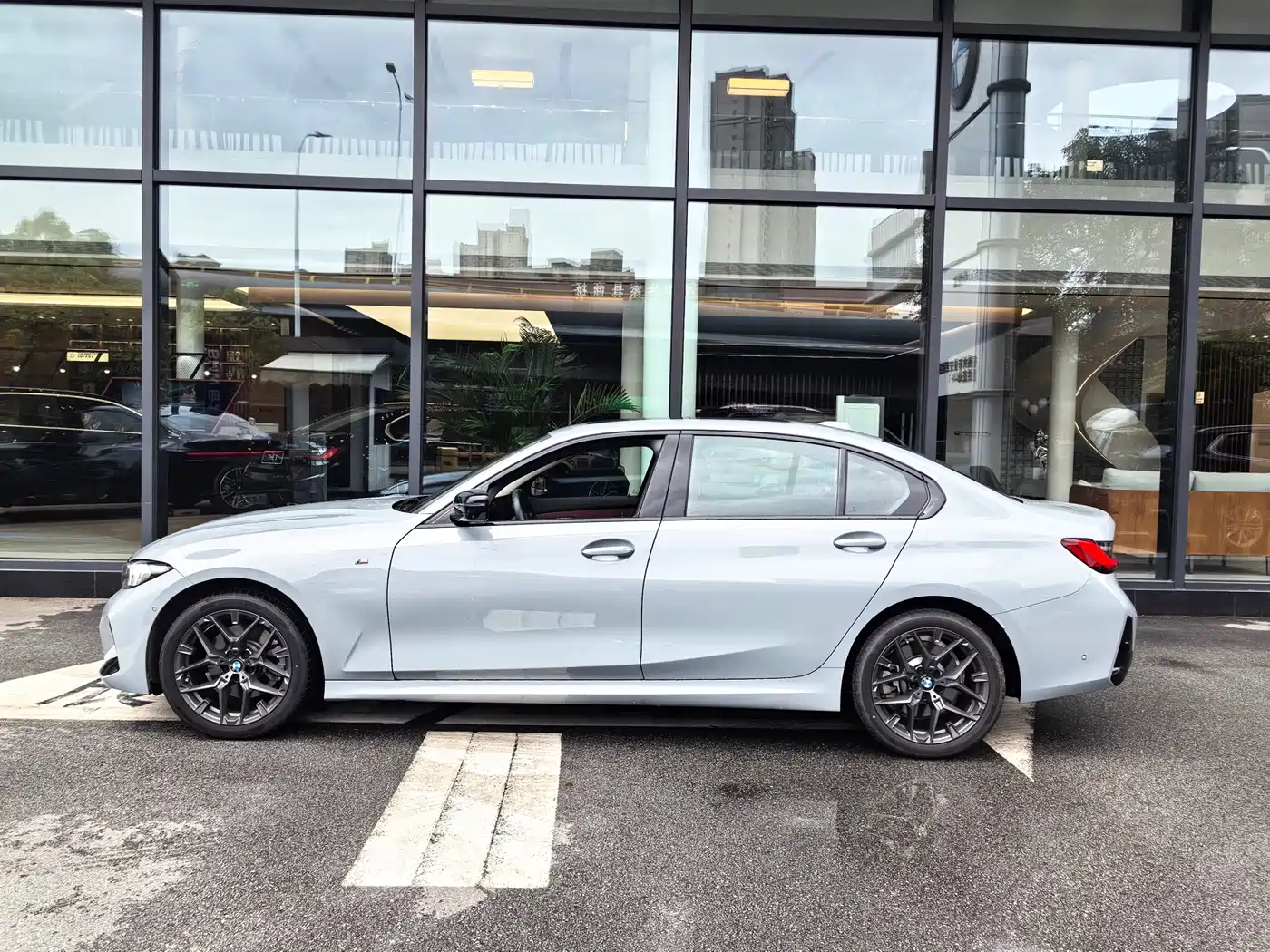 BMW 3 Series 2025 330Li M Sport Night Edition фото 3