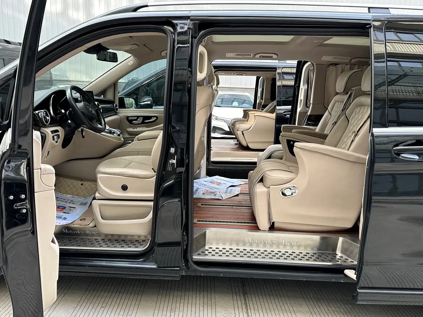 Mercedes-Benz V-Class 2017 Model V 260 L Premium Extended Edition фото 8