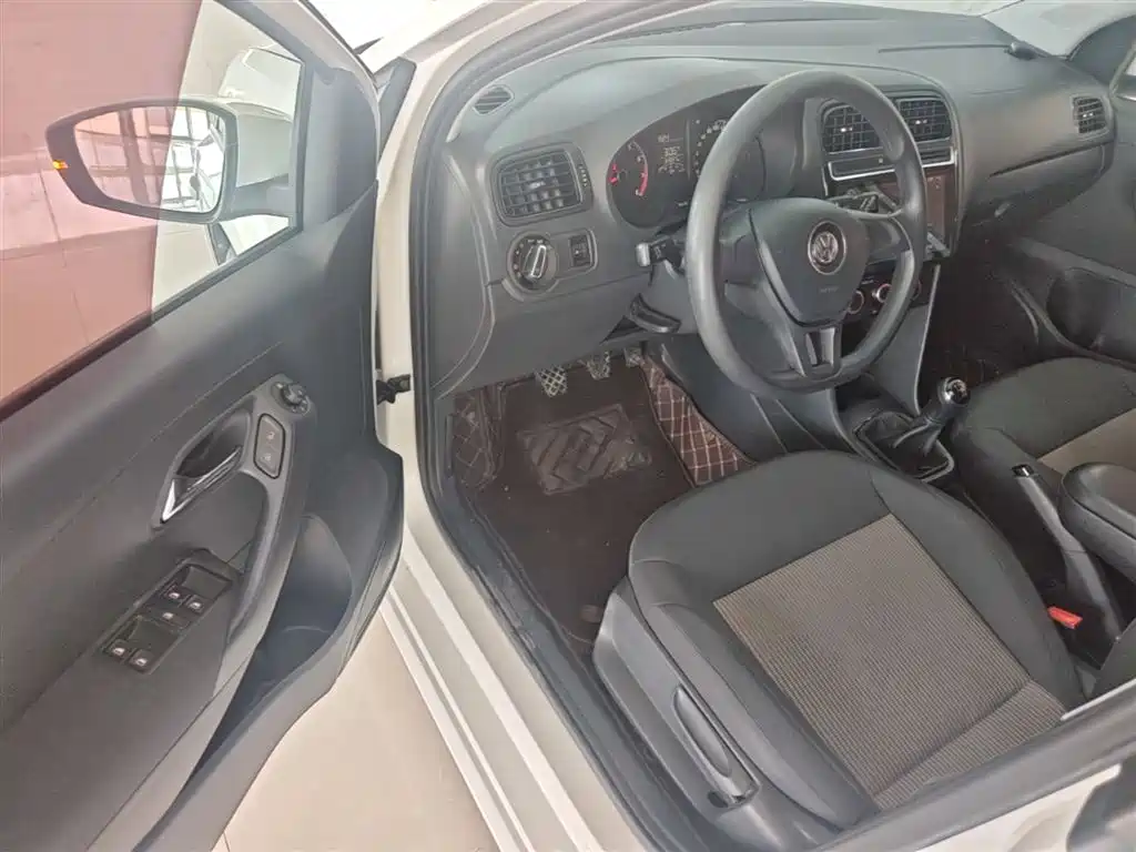 Volkswagen Polo 2016 1.4L Manual Trend фото 16