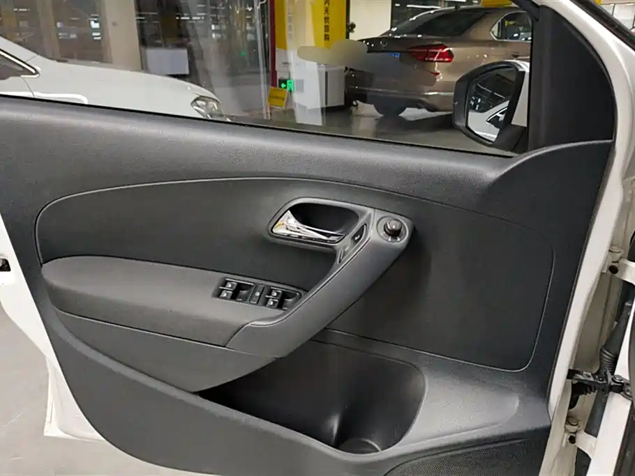 Volkswagen Polo 2016 1.6L Automatic Comfort фото 7