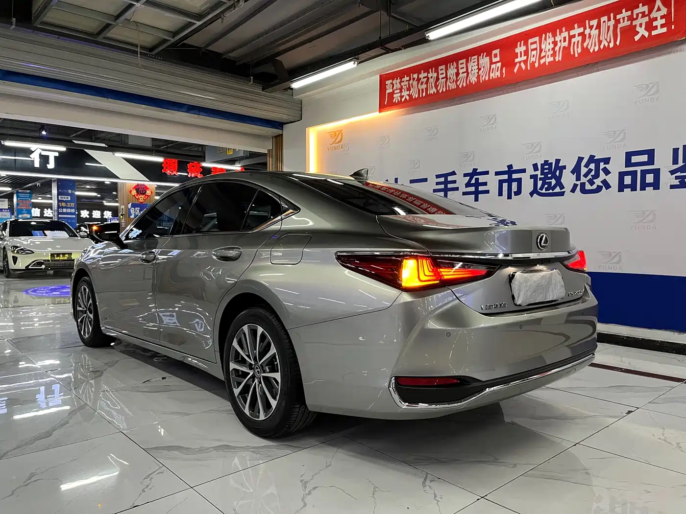 Lexus ES 2023 200 Excellence Edition фото 3