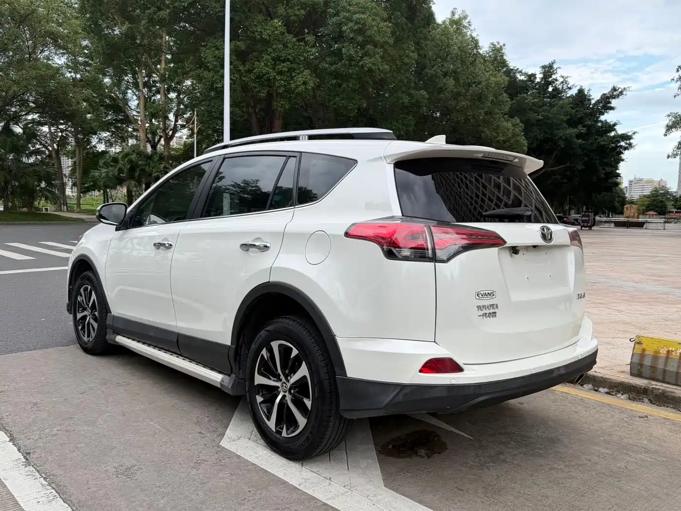 Toyota RAV4 Rongfang 2016 2.0L CVT 2WD Trend (China V) фото 7