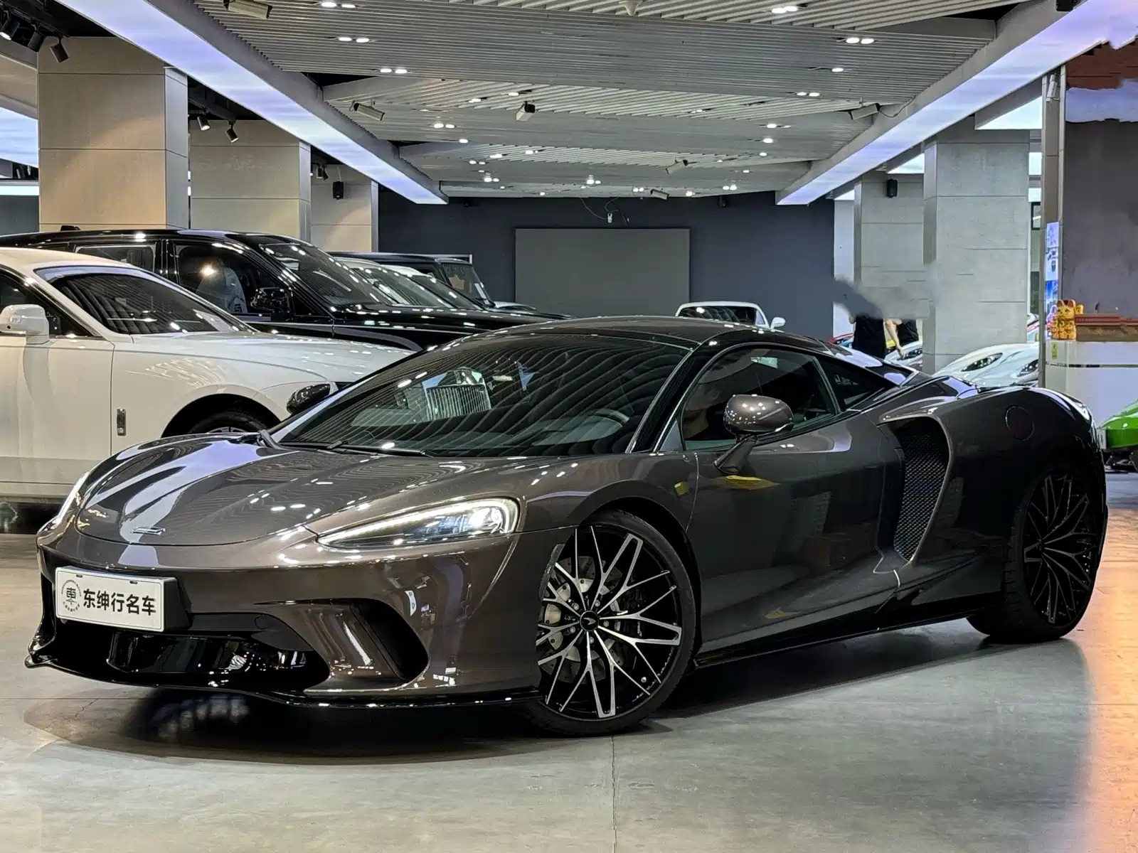 صورة 2 - McLaren GT