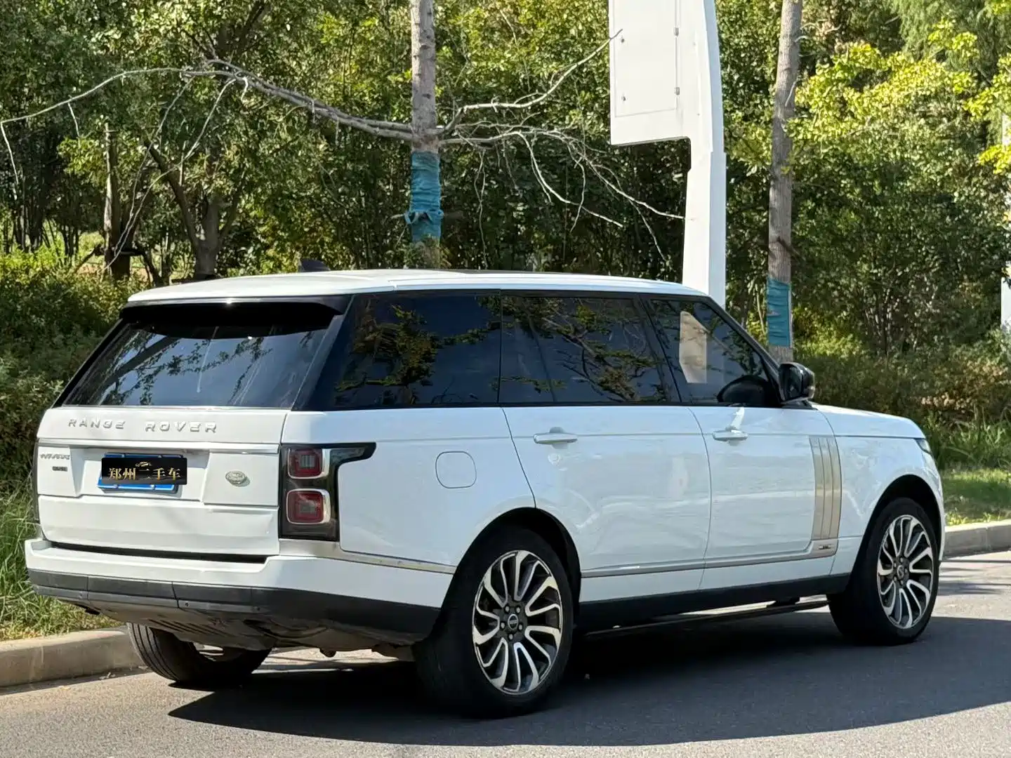 Photo 18 - Land Rover Range Rover
