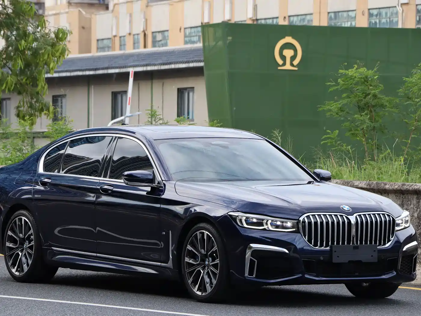 BMW 7 Series 2022 740Li xDrive Executive M Sport Package фото 3