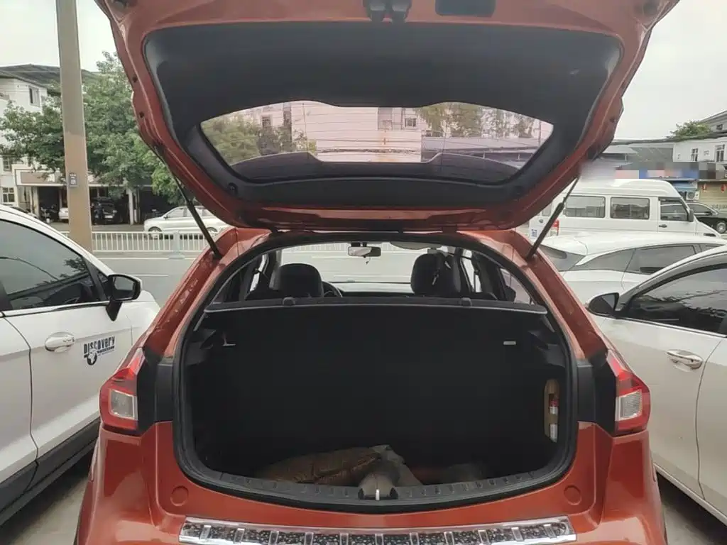 Фото 19 - Geely Vision X3