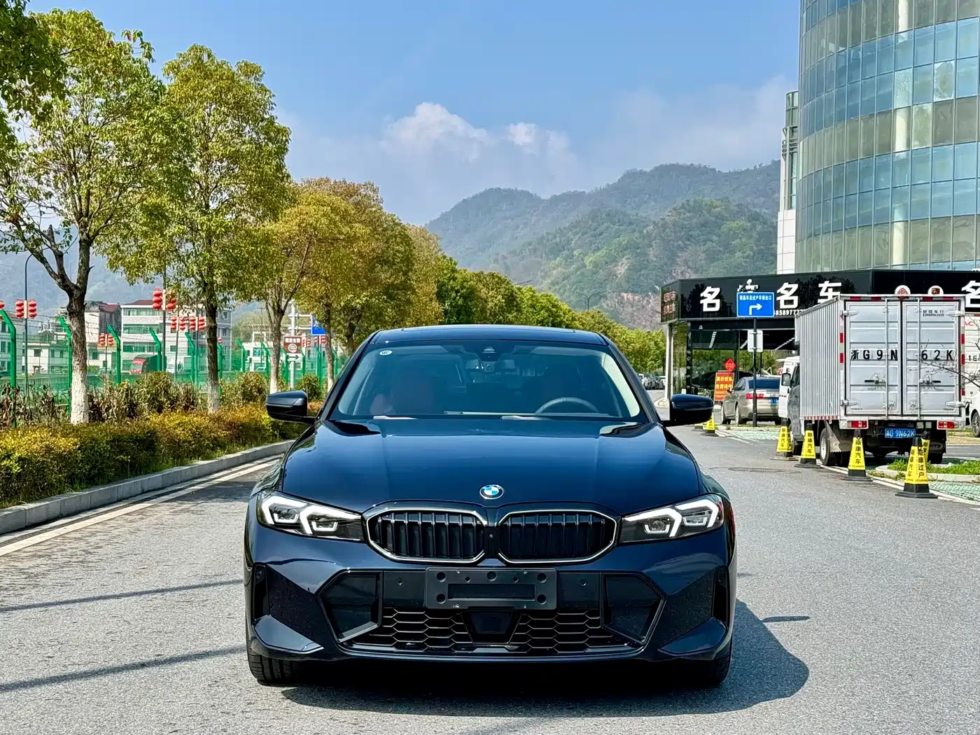 BMW 3 Series 2025 330Li M Sport Night Edition фото 2