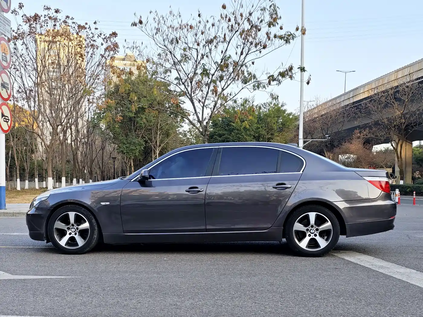 BMW 5 Series 2009 Model 523Li Premium фото 2