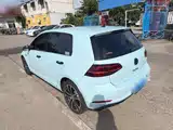 Photo 5 - Volkswagen Golf