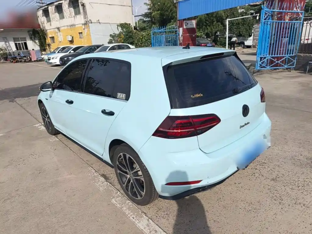 Photo 5 - Volkswagen Golf