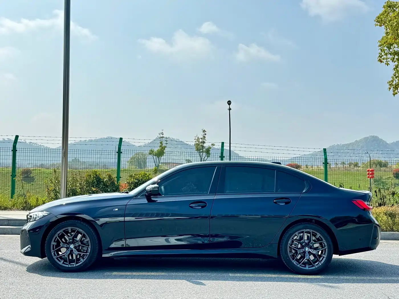 BMW 3 Series 2025 330Li M Sport Night Edition фото 13