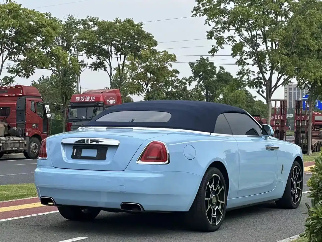 Photo 2 - Rolls-Royce Dawn