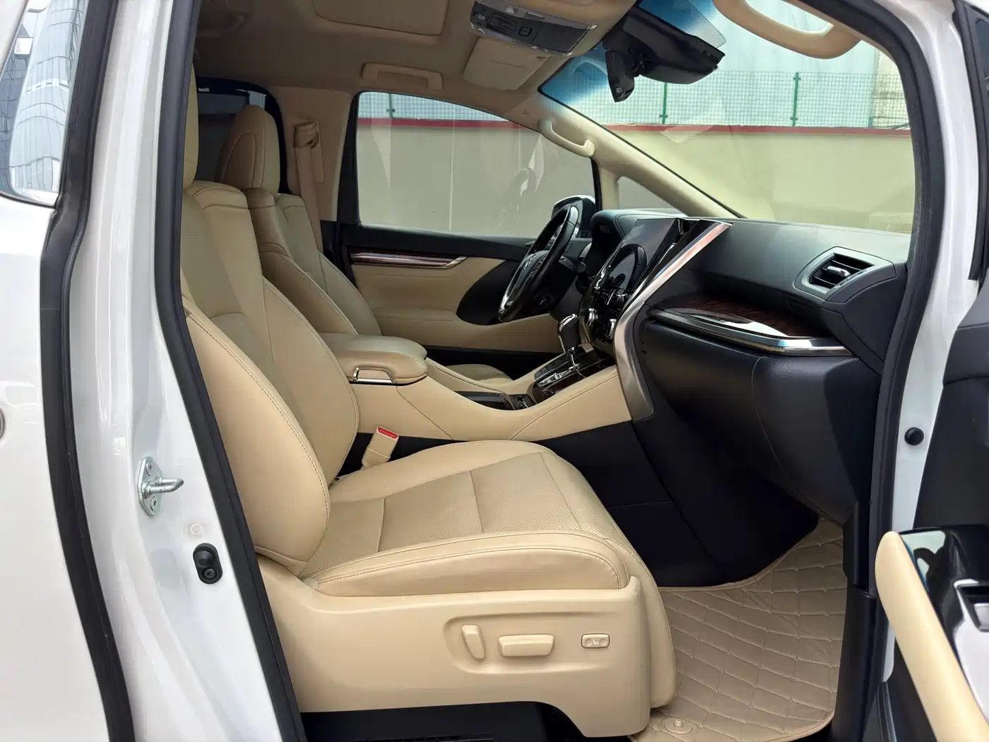 Toyota Alphard 2021 Hybrid 2.5L Luxury фото 11
