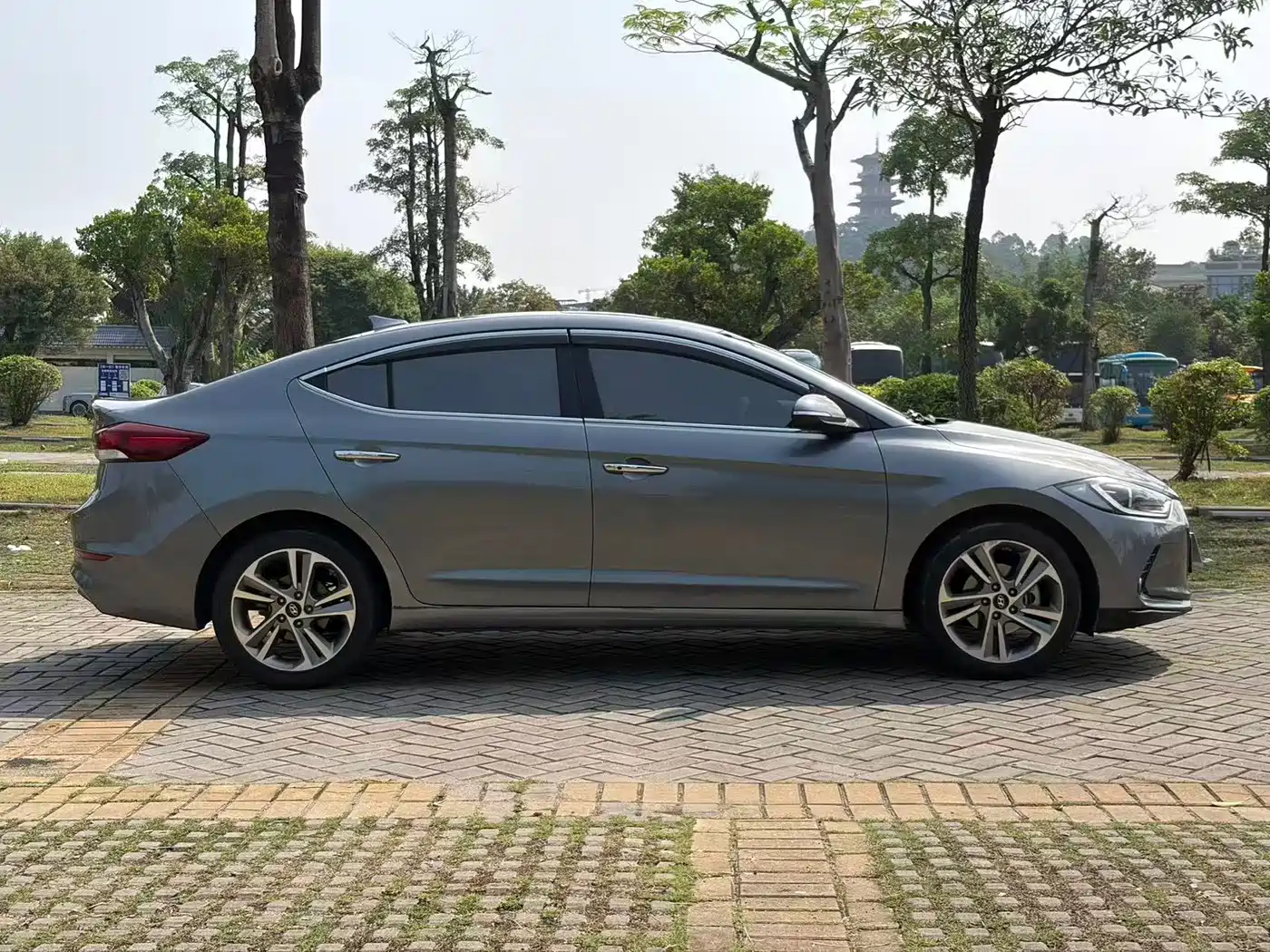 Hyundai Elantra 2018 1.6L Automatic 15th Anniversary Special Edition фото 4