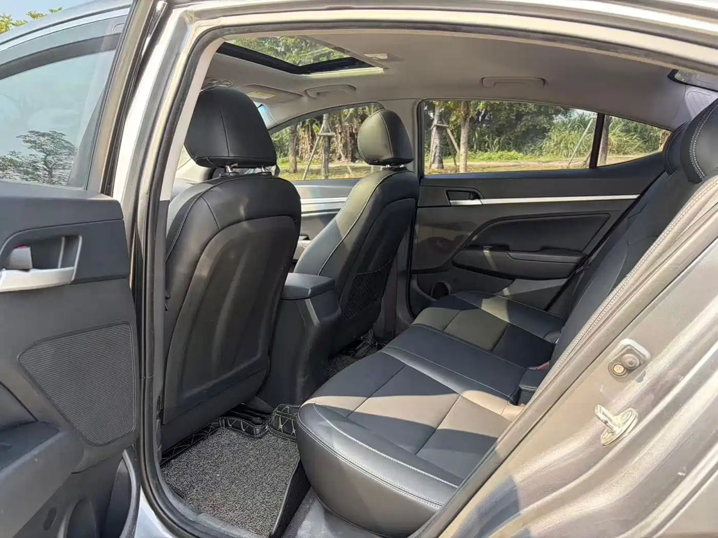 Hyundai Elantra 2018 1.6L Automatic 15th Anniversary Special Edition фото 9
