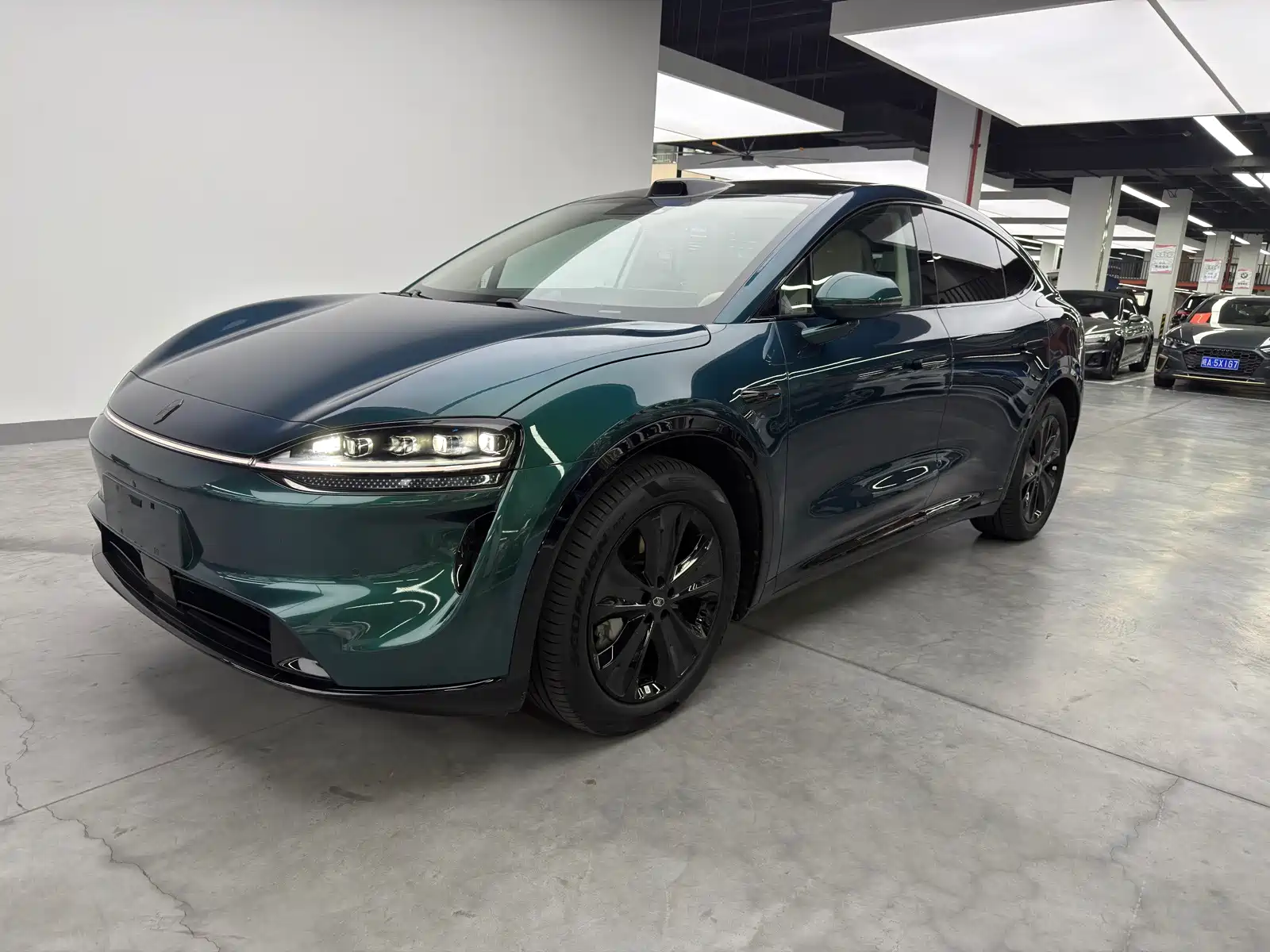 Photo 3 - Zhijie Luxeed R7