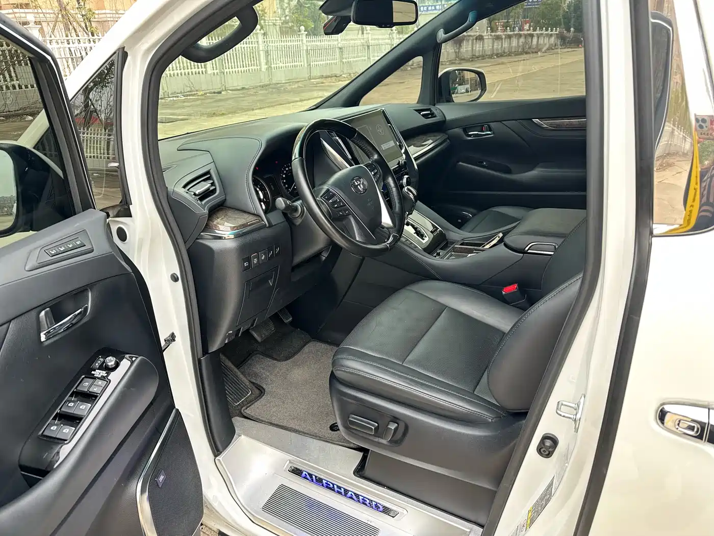 Toyota Alphard 2018 Facelift 3.5L Premium Edition фото 4
