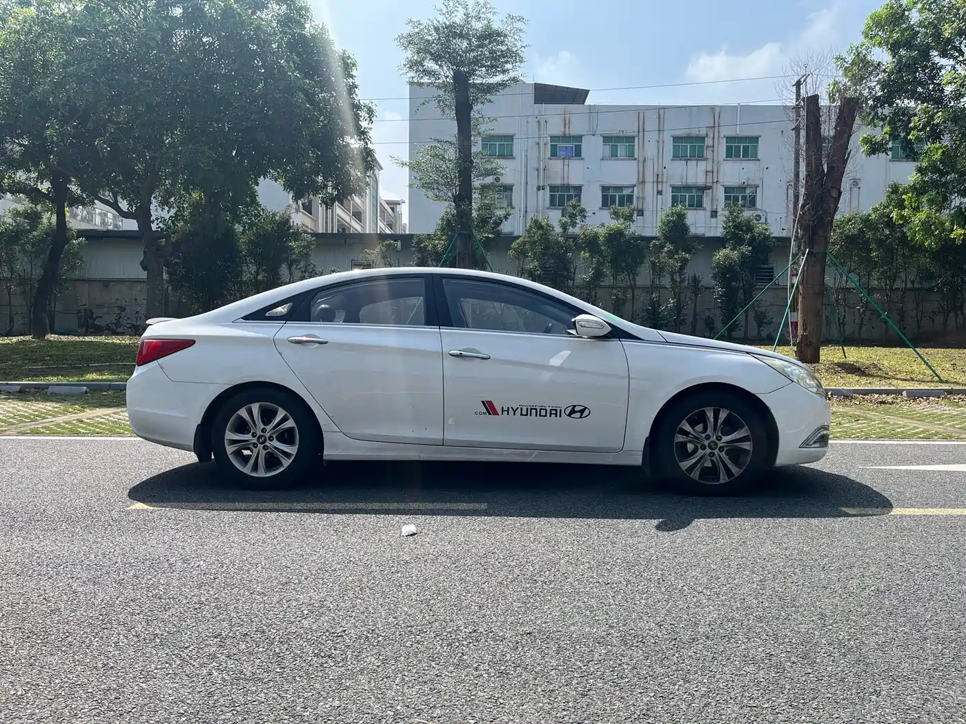 Hyundai Sonata 2011 2.0L Automatic Luxury фото 5