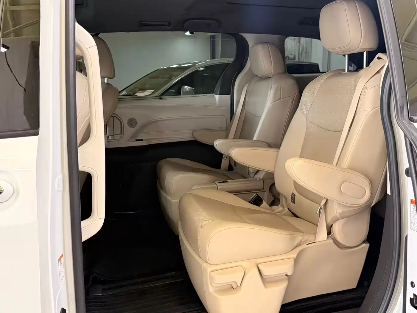 Toyota Granvia 2024 2.5L Hybrid Premium PLUS фото 5