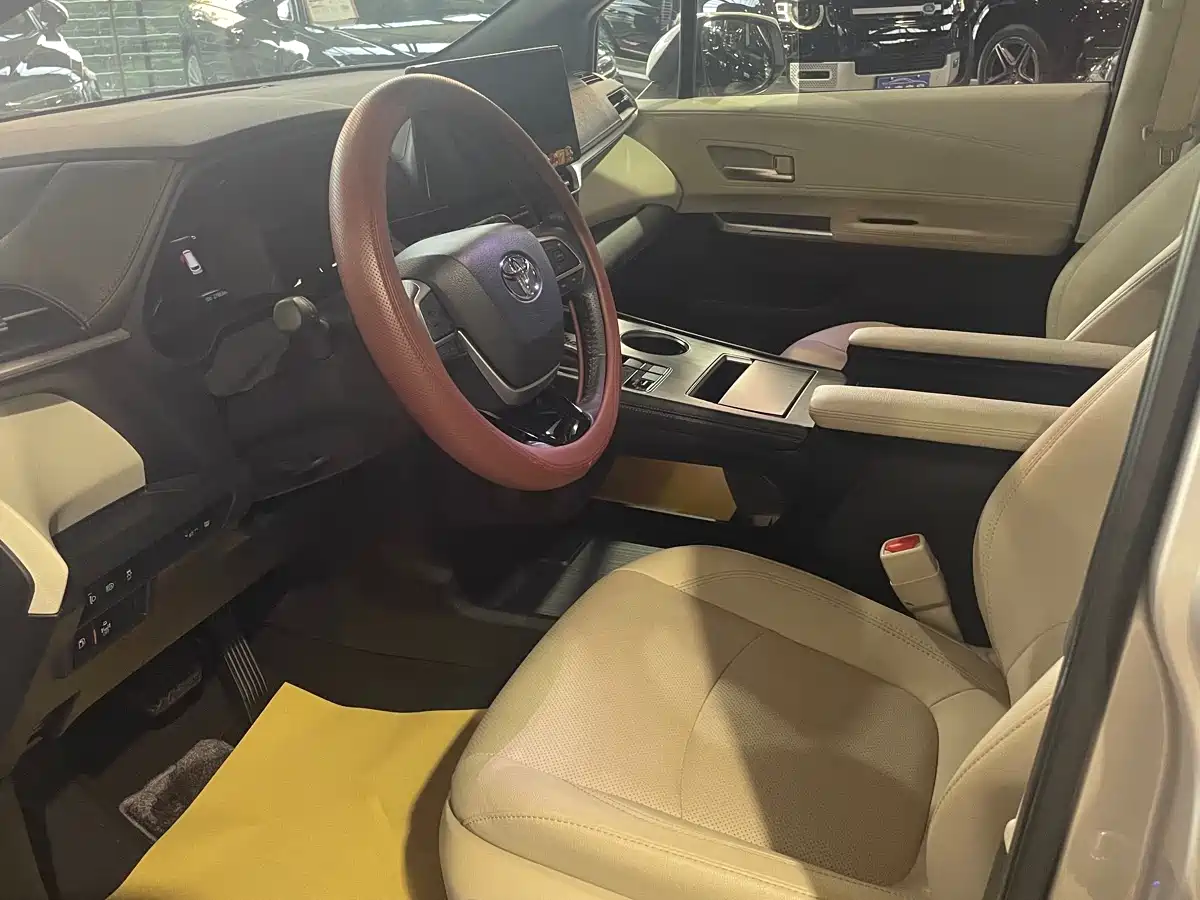 Toyota Sienna 2023 2.5L Hybrid Premium Edition фото 2