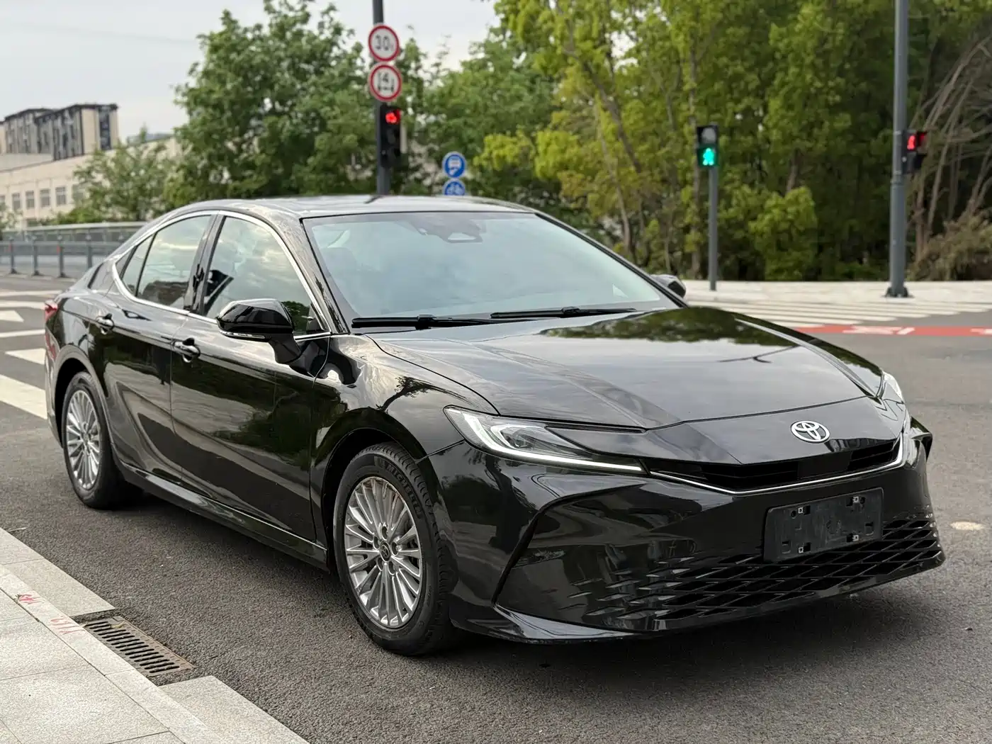 Toyota Camry 2024 Hybrid 2.0HGVP Luxury Edition фото 3