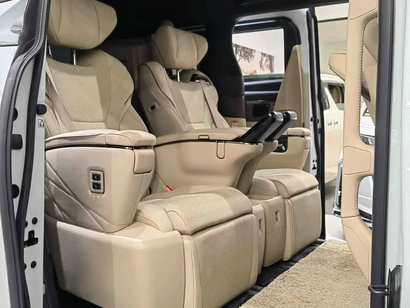 Toyota Alphard 2024 Hybrid 2.5L Ultimate Enjoyment Edition фото 11