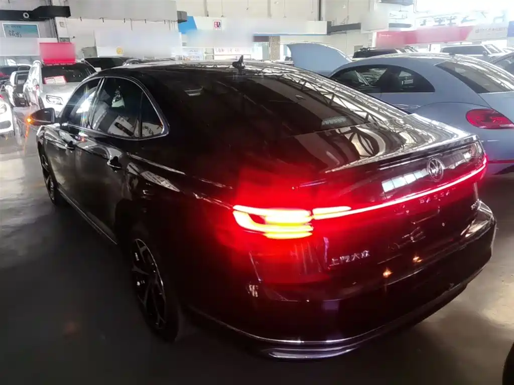 Volkswagen Passat 2023 330TSI Starlight Luxury Edition фото 5