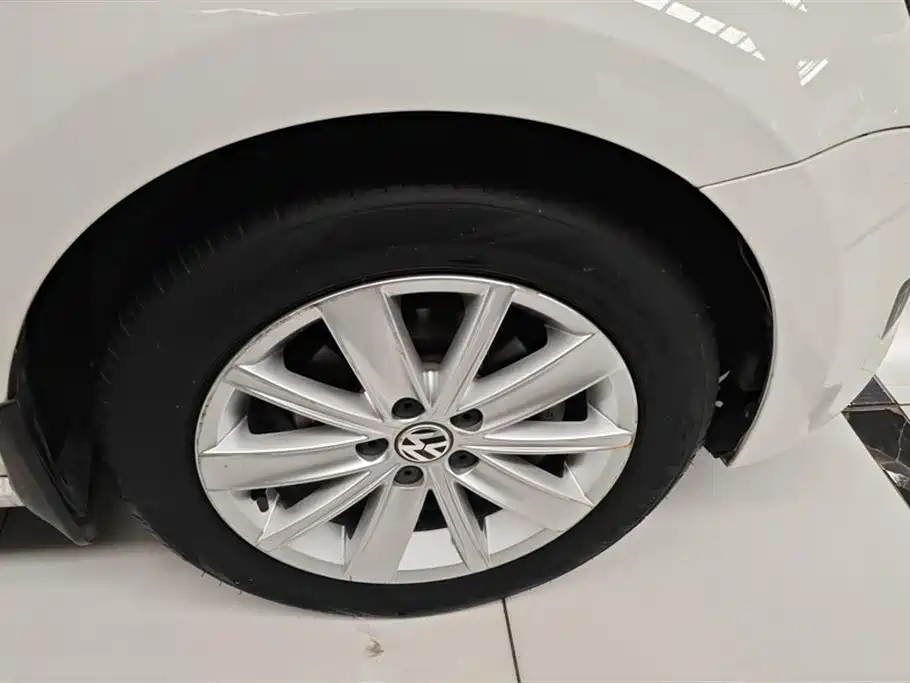 Volkswagen Polo 2013 1.6L Automatic Luxury Edition фото 6