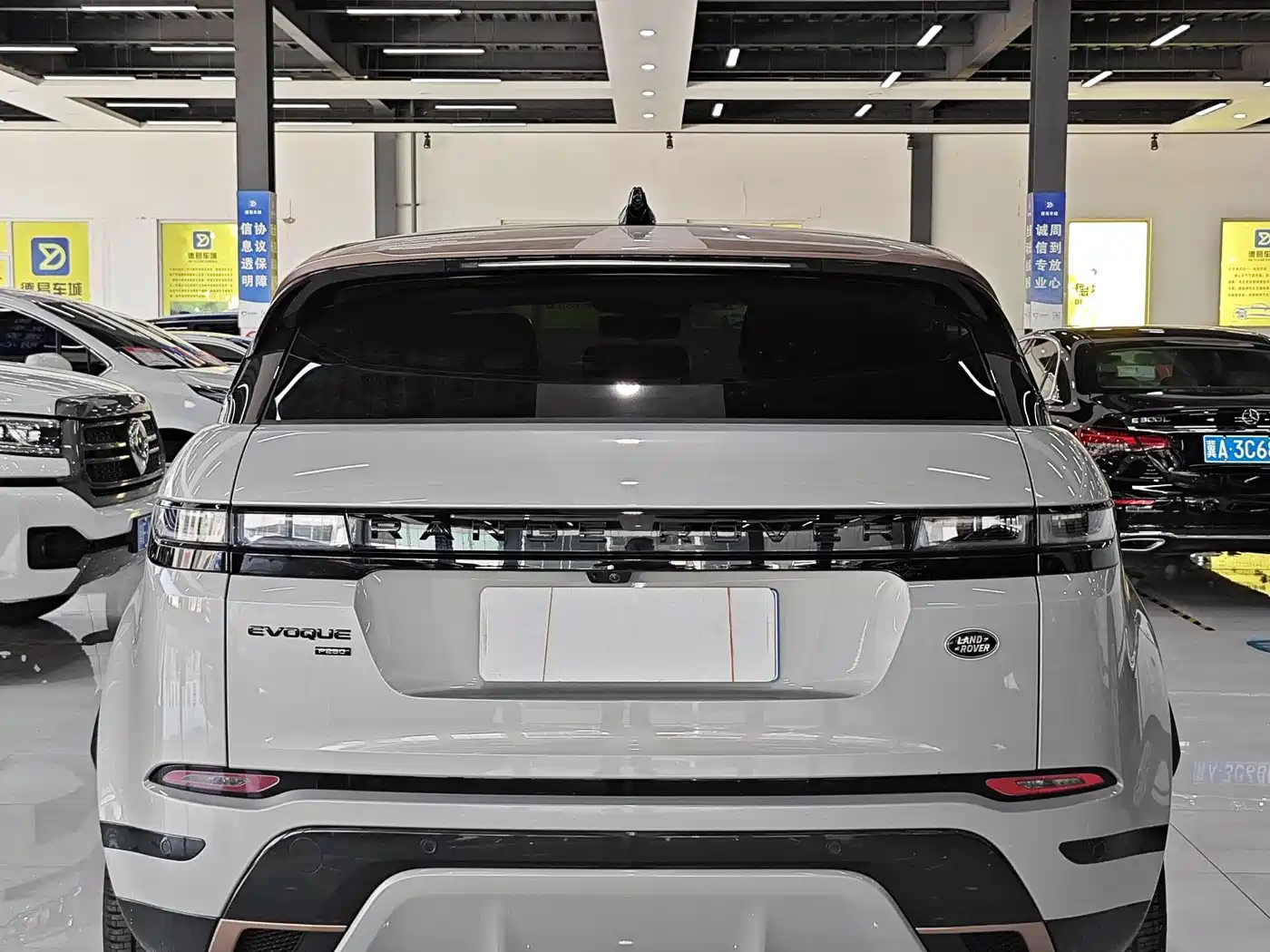 Land Rover Range Rover Evoque 2023 Range Rover Evoque L 249PS Corinthian Bronze Special Edition фото 8