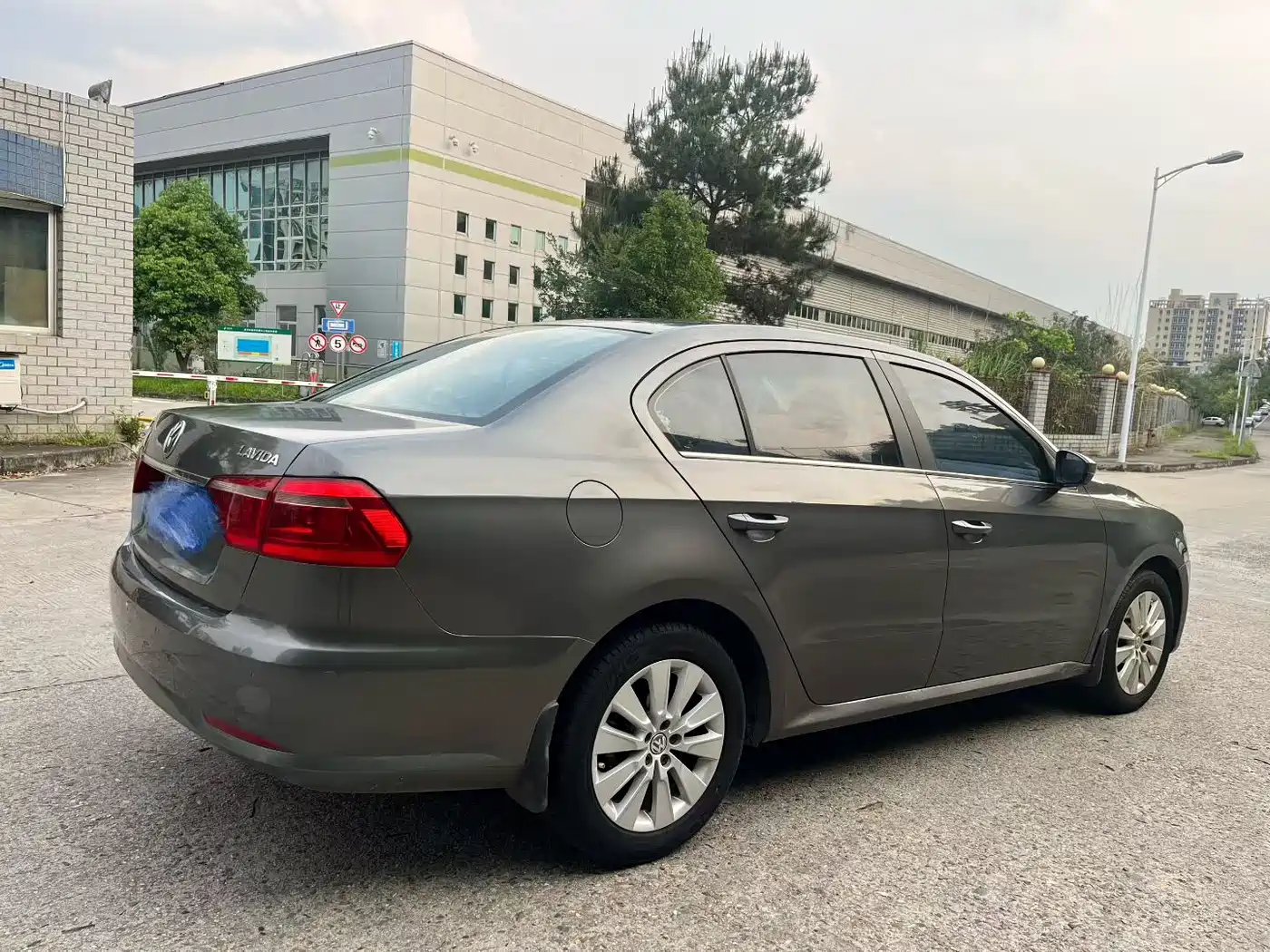 Volkswagen Lavida 2013 Facelift Classic 1.6L Automatic Comfort фото 3